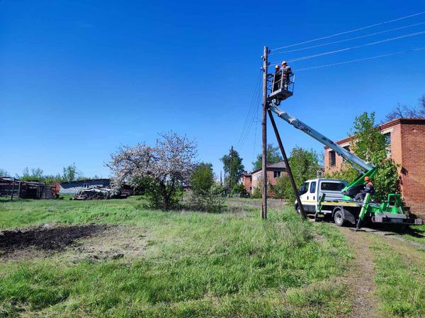 Фахівці АТ “Харківобленерго” відновлюють електричні мережі на звільненій території (фото)