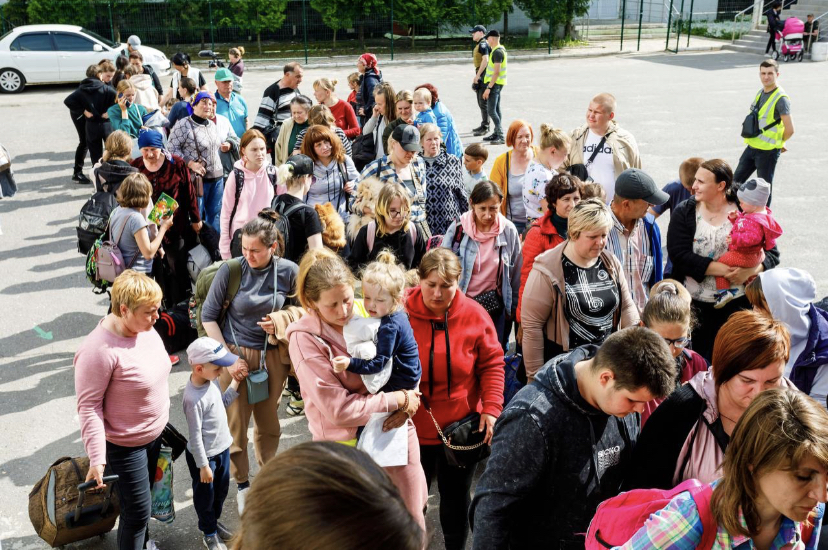 С оккупированных территорий Харьковщины эвакуировали более 1500 человек (фото)