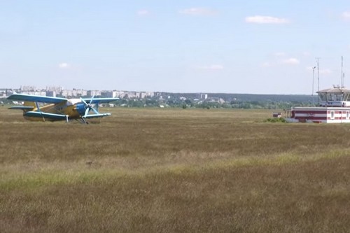 Гражданский аэродром под Харьковом снова обстреляли (видео)