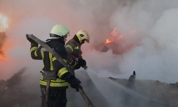 Підприємства, будинки, склади та об’єкти критичної інфраструктури горіли через обстріли на Харківщині