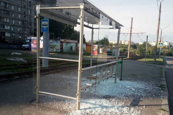 Вранці у Харкові один із ворожих снарядів впав поблизу зупинки громадського транспорту: загинула людина
