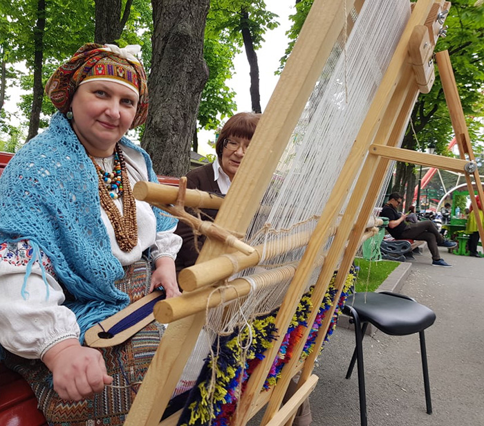 Харків'янка власноруч готує подарунок рідному місту (фото, відео)