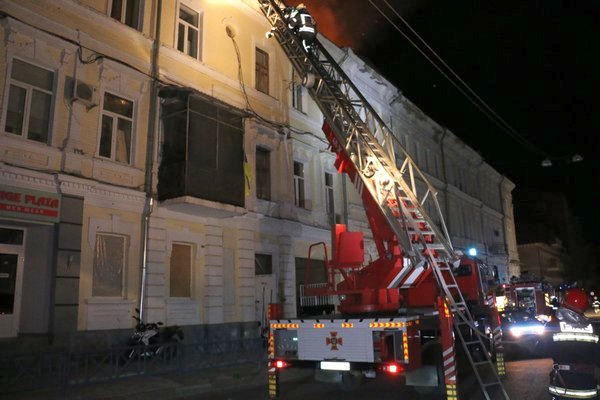 Вночі окупанти двічі обстріляли Харків: горів будинок у центрі міста (фото)