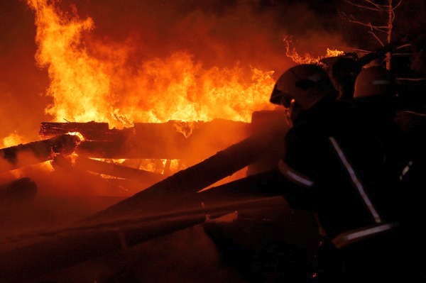 Ракетний удар по Харкову: виникла масштабна пожежа (фото)