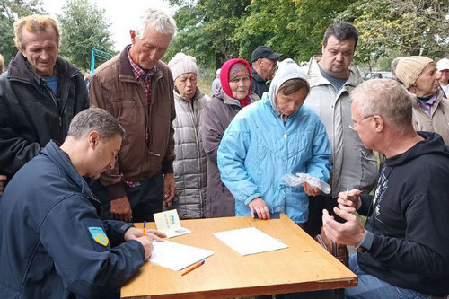 У звільнених громадах Харківщини пенсіонерам видають гроші налом 