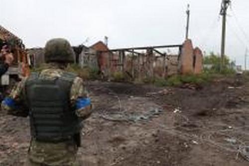 Потрощені меблі, гори сміття і знеструмлене село. Харківські енергетики показали виробничу базу після окупації (фото, відео)