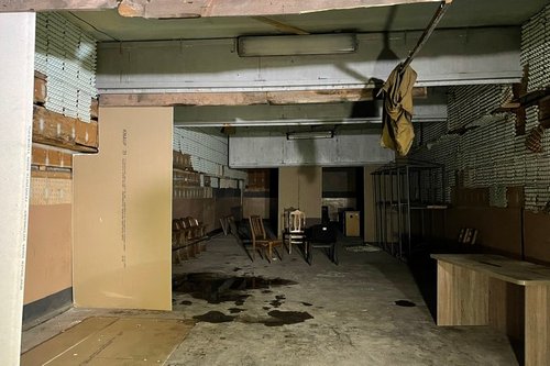 Журнали затримань і жахливі інструменти допитів. Як виглядає кімната тортур в Ізюмі (фото)