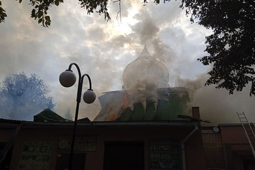 На Харківщині пожежні врятували храм після ворожого удару: є поранений (фото)