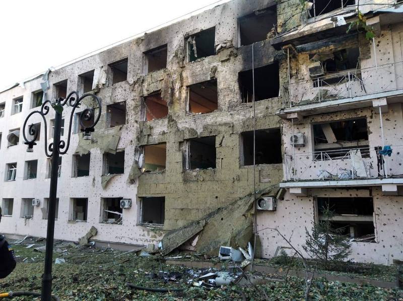 Ракетний удар по лікарні на Харківщині: кількість постраждалих збільшилася