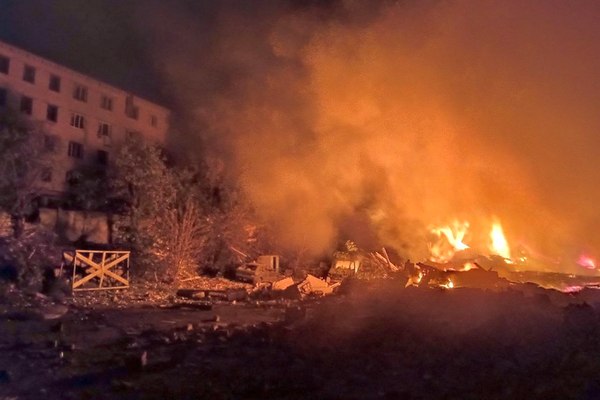 На Харківщині через обстріли виникла велика пожежа (фото)