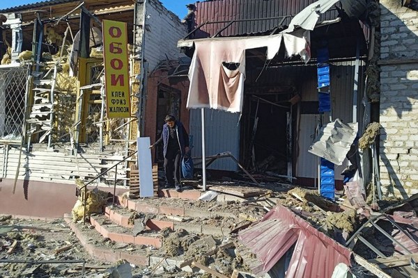 Удар по місту на Харківщині: знищено магазини (фото)