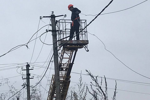 У місті на Харківщині, що за 10 кілометрів від кордону з агресором, відновили електропостачання (фото)
