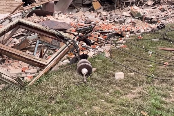 Безстрашна, тендітна, залізна. Російська ракета знищила будиночок підстанції в нічну зміну харків'янки (фото)