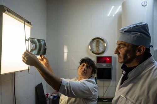 Дірки від куль, сморід у морзі, відсутність електрики. Лікарня в Ізюмі після окупації (фото, відео)