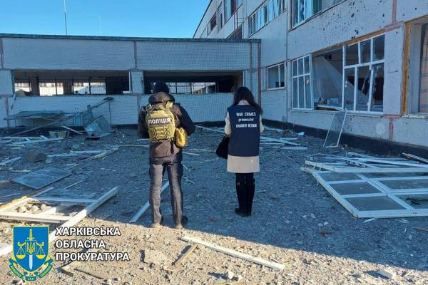 Наслідки ракетного удару по центру громади на Харківщині: фото