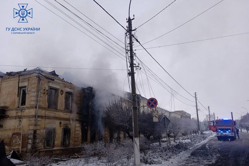 На Харківщині через обстріли сталася велика пожежа у медзакладі (фото)