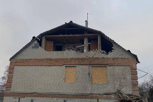 Ворожі удари по містах на Харківщині: зруйновано житловий будинок, поранено людину (фото)