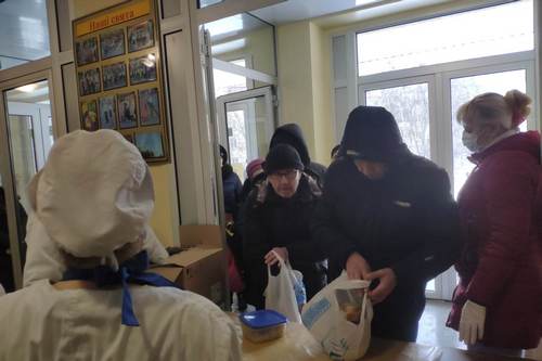 Гарячі обіди в Харкові: хто приходить, чим годують, коли займають чергу (фото)