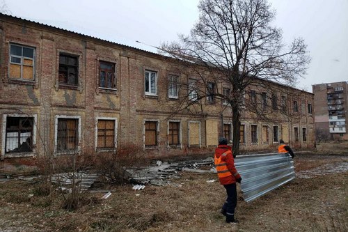 Як у Харкові ремонтують будинки, які були пошкоджені ворожими обстрілами (фото)