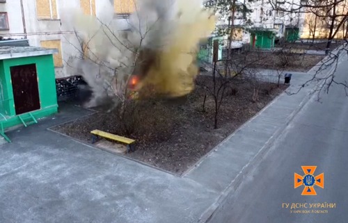 У Харкові біля багатоповерхівки організували вибух (відео)
