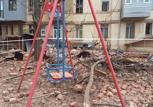 Ракетний удар по центру Харкова: нова добірка фотографій