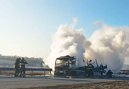 Вантажівка спалахнула посеред траси у Харківській області (фото)