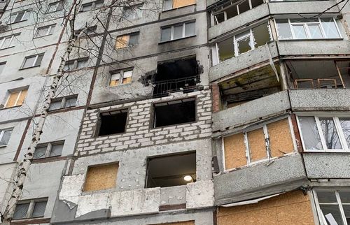 Як на Салтівці відновлюють один з багатьох будинків, пошкоджених ворожими обстрілами: фото