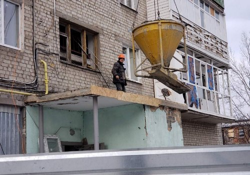 Як у Харкові відновлюють будинок, що був пошкоджений обстрілами (фото)