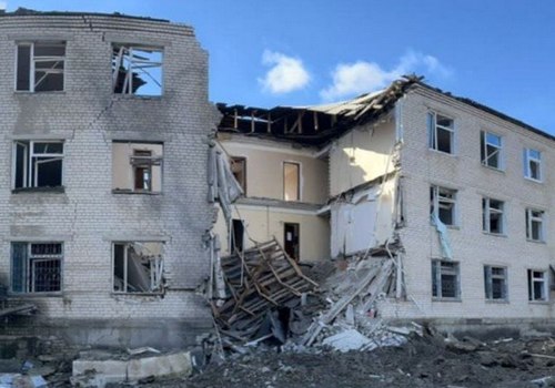 Ворог ударив по місту на Харківщині: зруйновано триповерхову будівлю (фото)