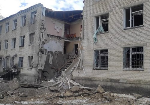 На Харківщині ворожими снарядами знищено медзаклад та вбито людину: фото з місць «прильотів»