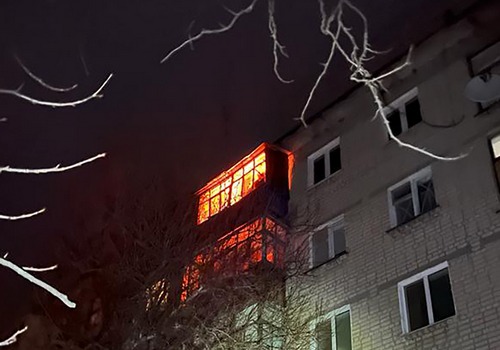 У місті на Харківщині через обстріл загорівся багатоквартирний будинок (фото)