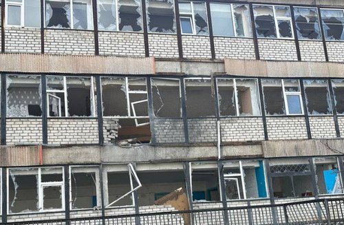 Пошкоджено багатоквартирні та приватні будинки: фото наслідків обстрілу міста на Харківщині