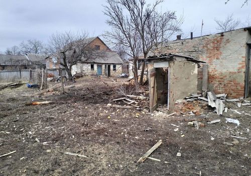 Окупанти завдали ударів по селу на Харківщині: пошкоджено будівлі, поранено чоловіка
