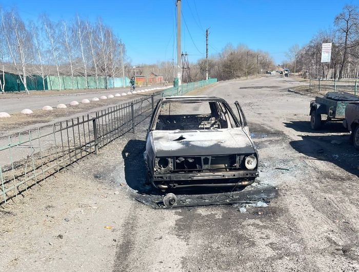 На Харківщині посеред дороги загорівся автомобіль: у нього влучили окупанти