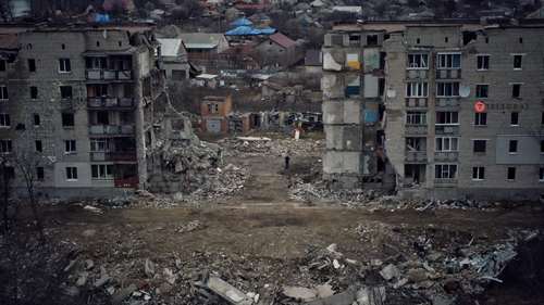 Розбитий навпіл будинок, піаніно та іграшки серед руїн. Як виглядає майже вщент зруйноване місто на Харківщині (фото)