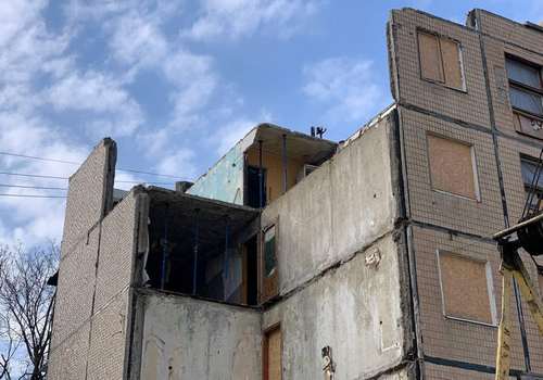Як відновлюють значно пошкоджений обстрілами будинок на Салтівці (фото)