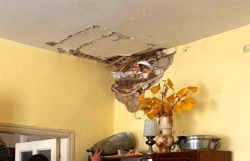 Снаряд влетів у квартиру: оприлюднено фото наслідків сьогоднішнього обстрілу міста на Харківщині