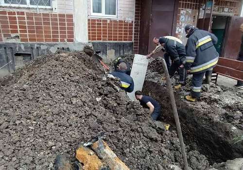 На Харківщині біля багатоквартирного будинку чоловіка засипало землею (фото)