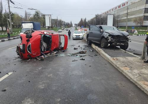 Автомобіль розбився вщент. Смертельна аварія сталася в Харкові (фото)