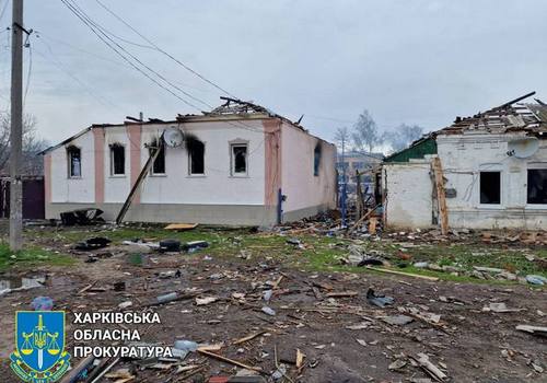 Авіаудар по центру міста в Харківській області: фото руйнувань