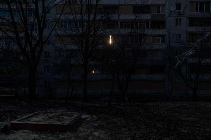 Поодинокі вогні надії. Як вночі виглядає найбільш зруйнований район Харкова (фото)