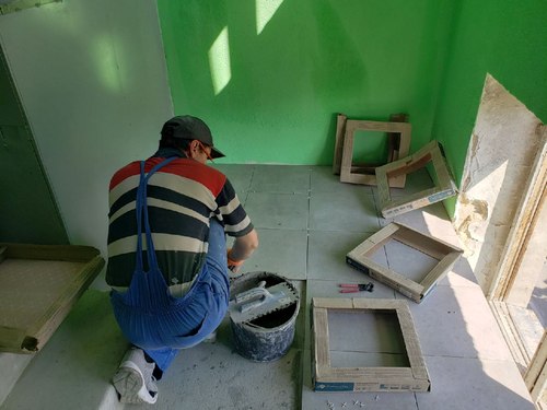 Як відновлюють один із пошкоджених обстрілами будинків у Харкові (фото)