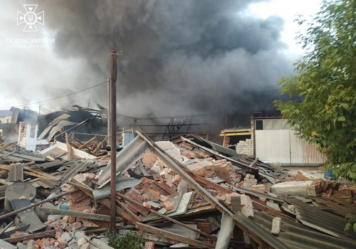 На Харківщині внаслідок атаки дронами сталася масштабна пожежа: кадри з місця
