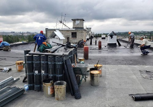 Як у Харкові відновлюють один із пошкоджених обстрілами будинків (фото)