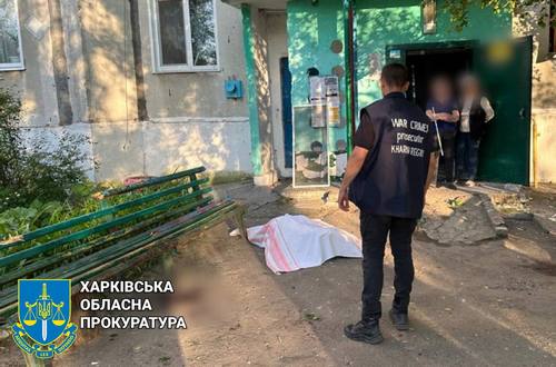 Ворог завдав потужного удару по селищу на Харківщині, загинули люди: кадри з місця