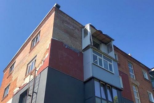 Як у Харкові відновлюють два будинки, що були пошкоджені обстрілами: фото