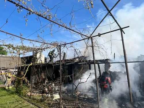 Рашисти масовано обстріляли житловий сектор у селі на Харківщині (фото)