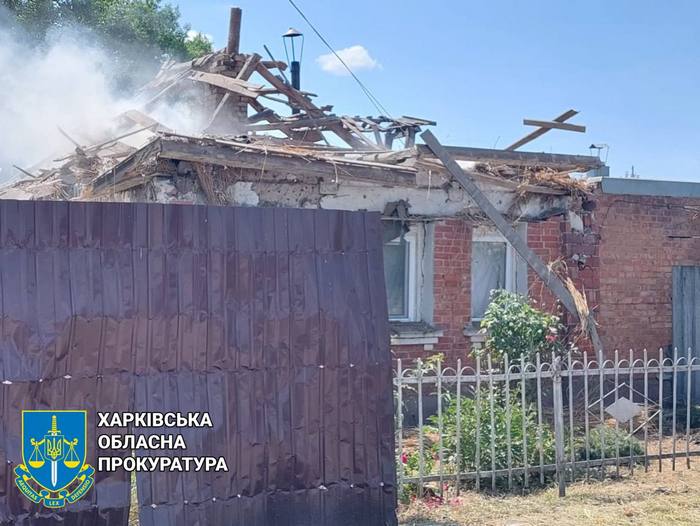 Загарбники завдали ударів по житлових будинках на Харківщині