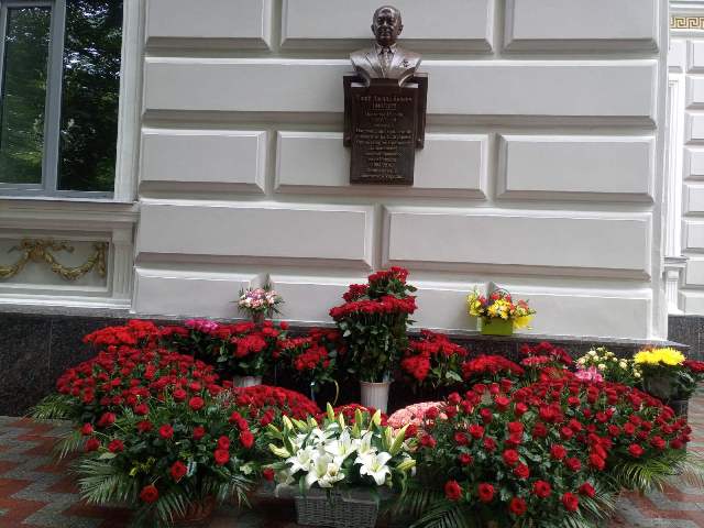 28 червня в історії Харкова: відкрито барельєф розробнику Конституції України (фото)