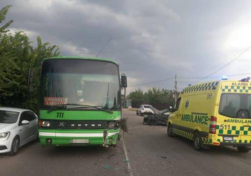 Рейсовий автобус з пасажирами потрапив в аварію у передмісті Харкова (фото)